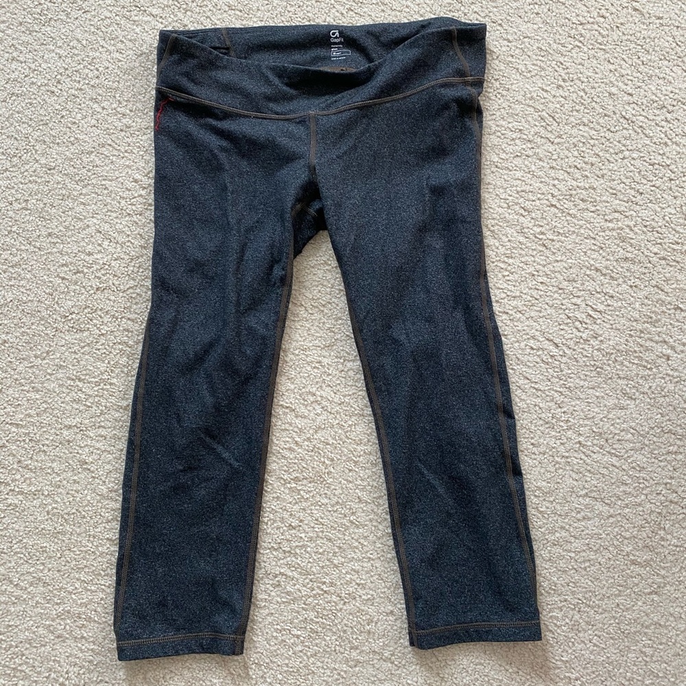 Gap- low rise maternity Capri leggings